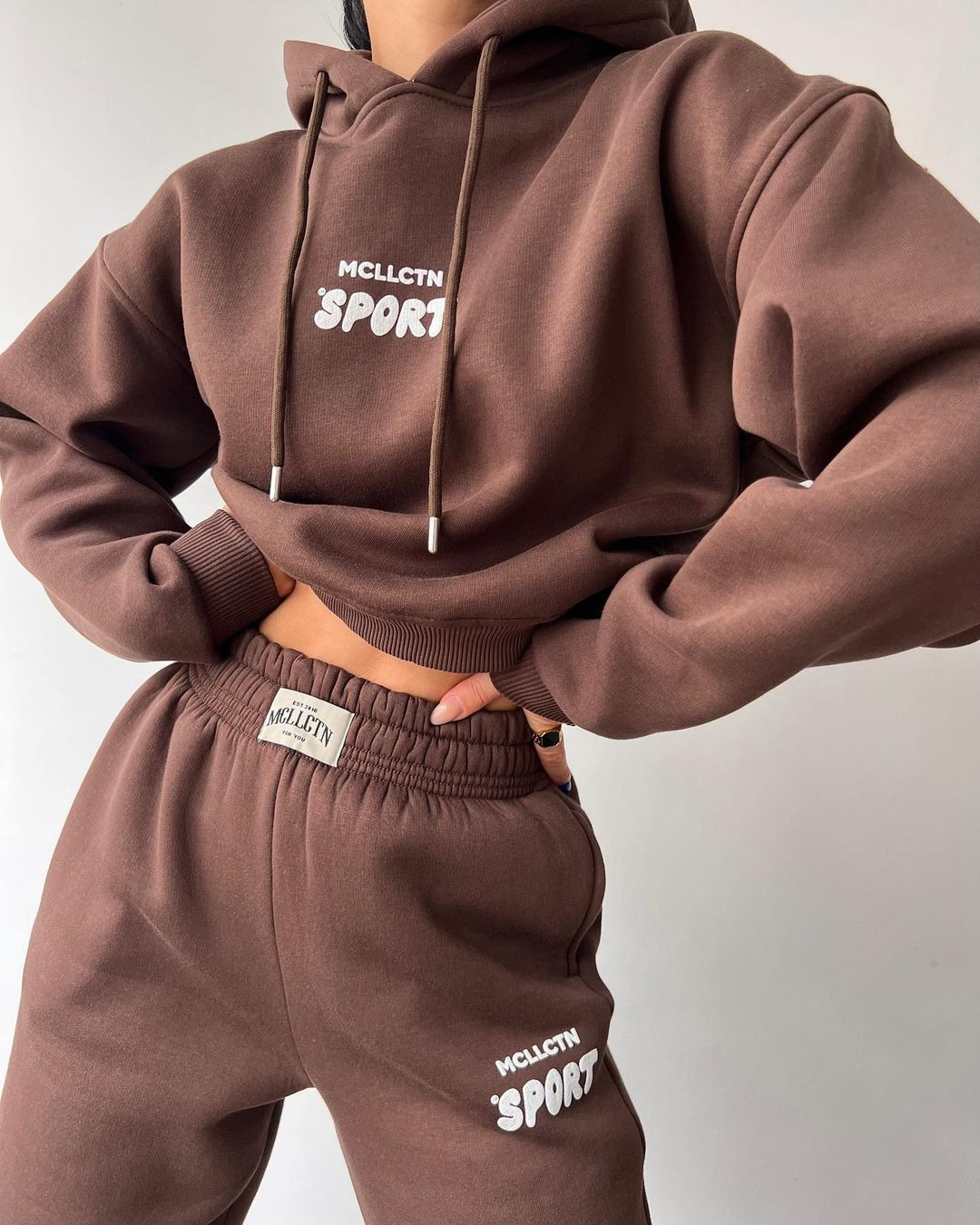 2024 Herbst/Winter neues lässiges Plüsch-Langarm-Kapuzenpullover- und Hosen-Set mit bedrucktem Kapuzenpullover_voghion.com