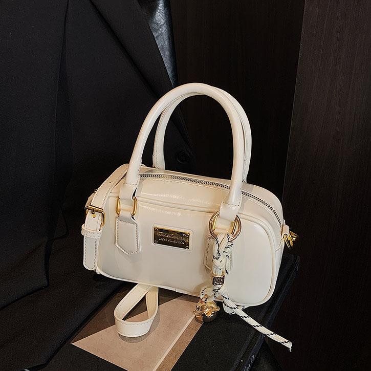 Bolsa de bolos de mano caliente para mujeres 2025, nueva bolsa de hombro simple de moda popular, bolso de mochila de estilo extranjero