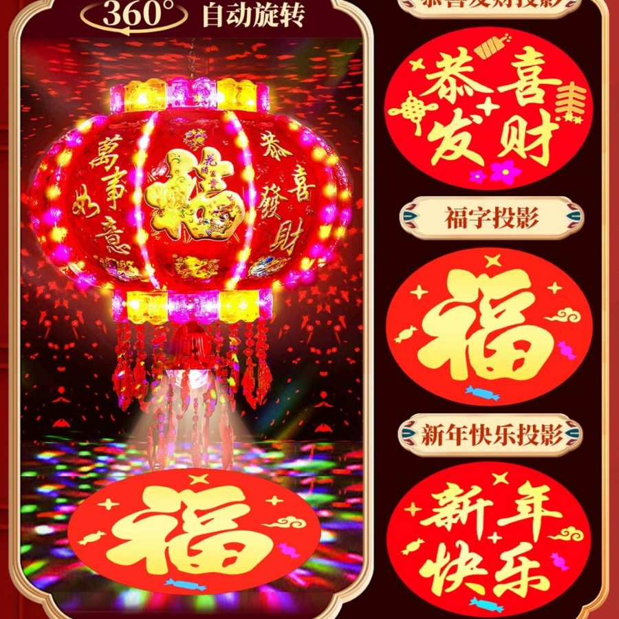 Nuevas linternas giratorias en la puerta de un par de linternas de caballo coloridas rojas para el Año Nuevo