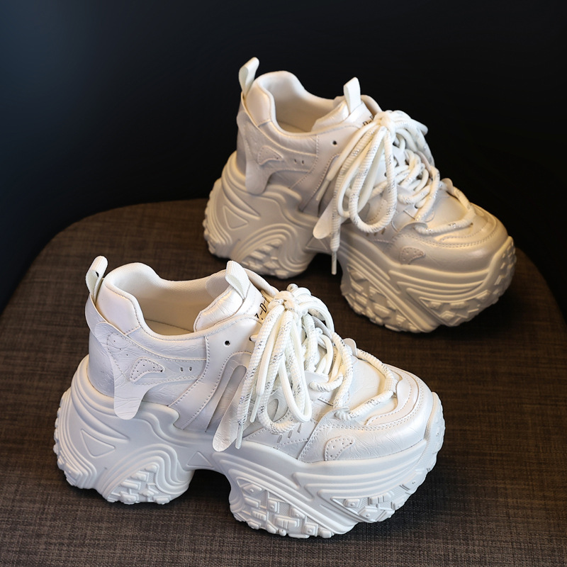 Giày sneaker nữ đế dày độn cao bên trong, phong cách thể thao thường ngày — Màu be
