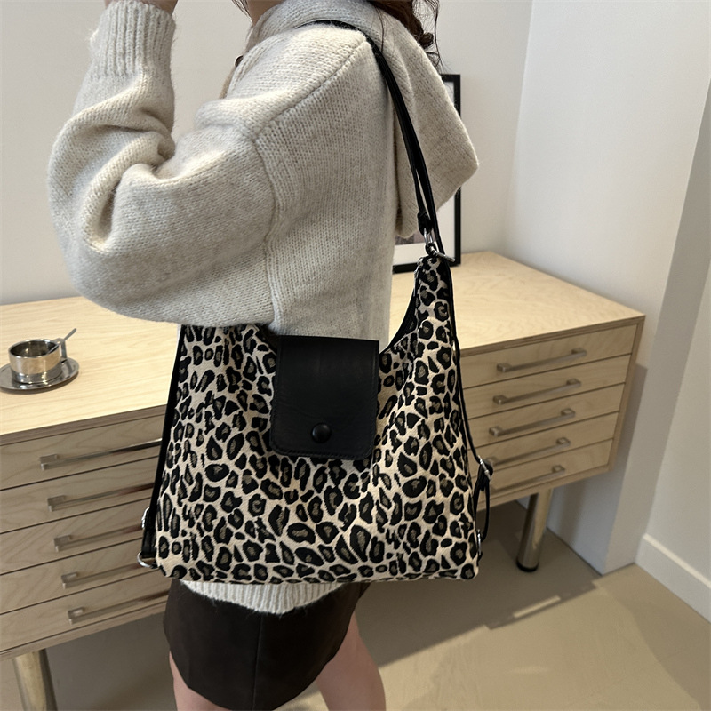 Mochila roja francesa retro para mujeres 2024 nueva moda extranjera bolsa de tres usos de gran capacidad mochila de cuero suave