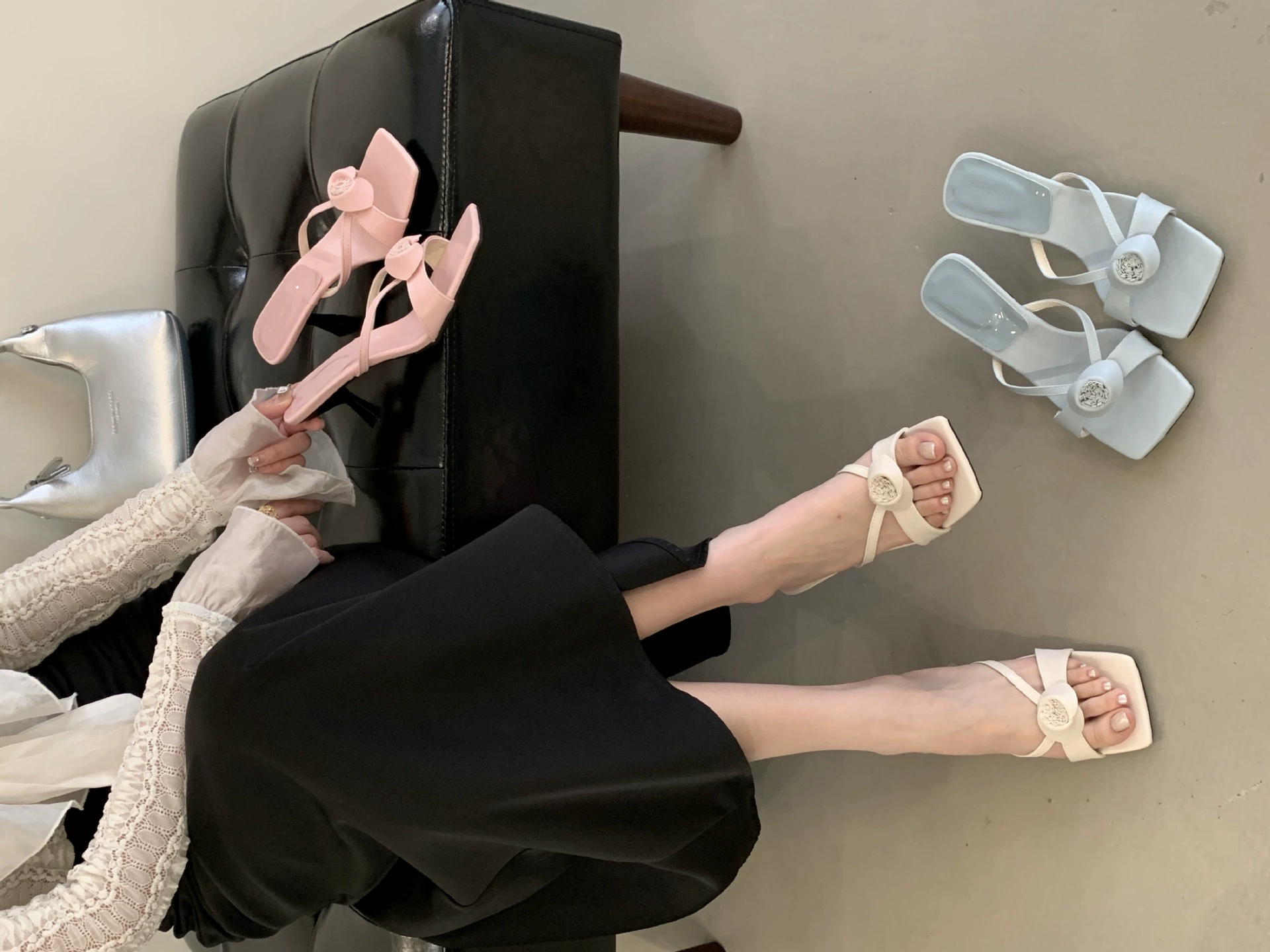 2025 новые летние женские туфли французские цветы розы красные тонкие высокие каблуки с квадратной головкой сандалии слово тапочки