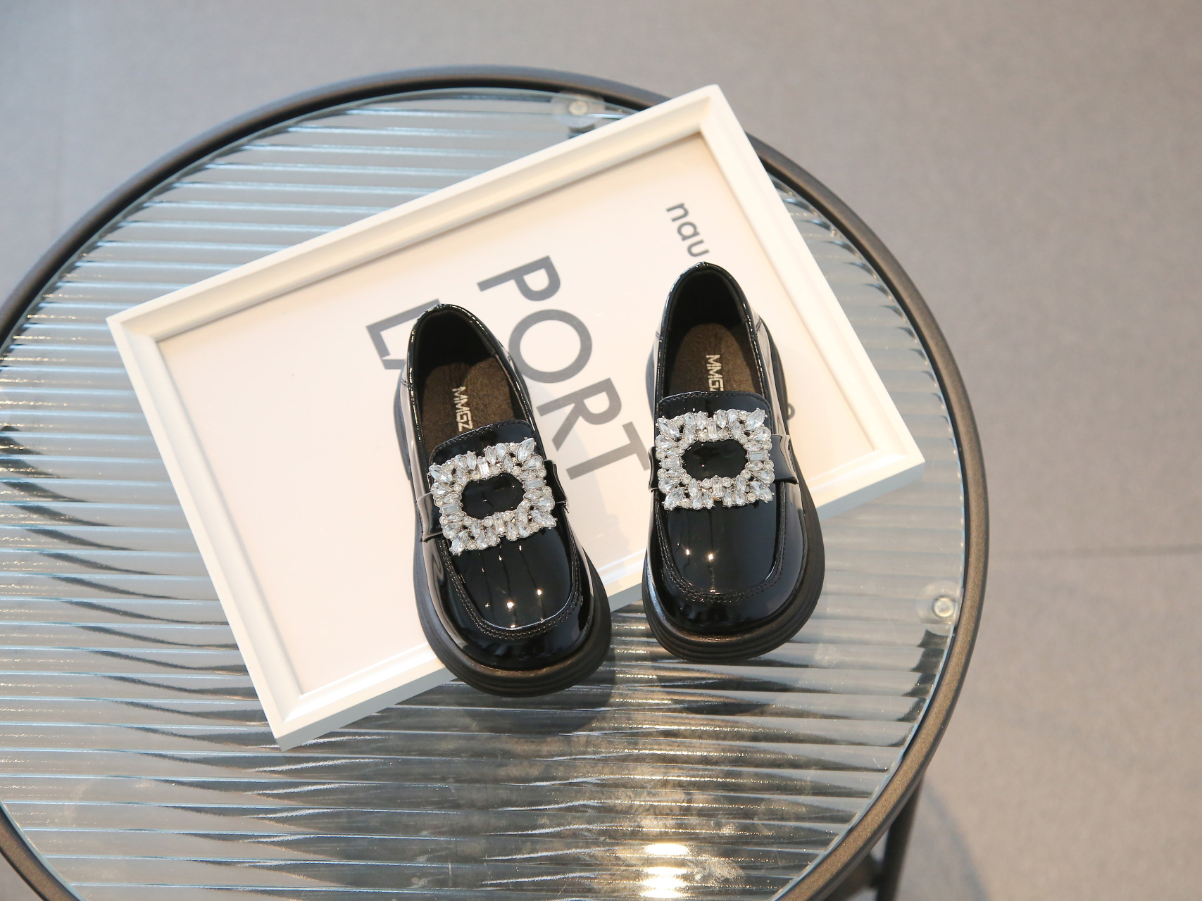 Versione coreana di mocassini con grandi diamanti e fibbia quadrata, scarpe di pelle nera, scarpa singola da ragazza,_voghion.com