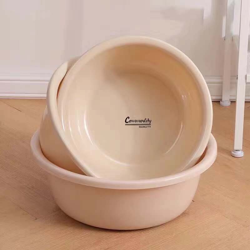 新しい純色の学生寮に足を浸して洗濯する家庭用の厚いプラスチックの赤ちゃんの洗面器を提供します。|undefined