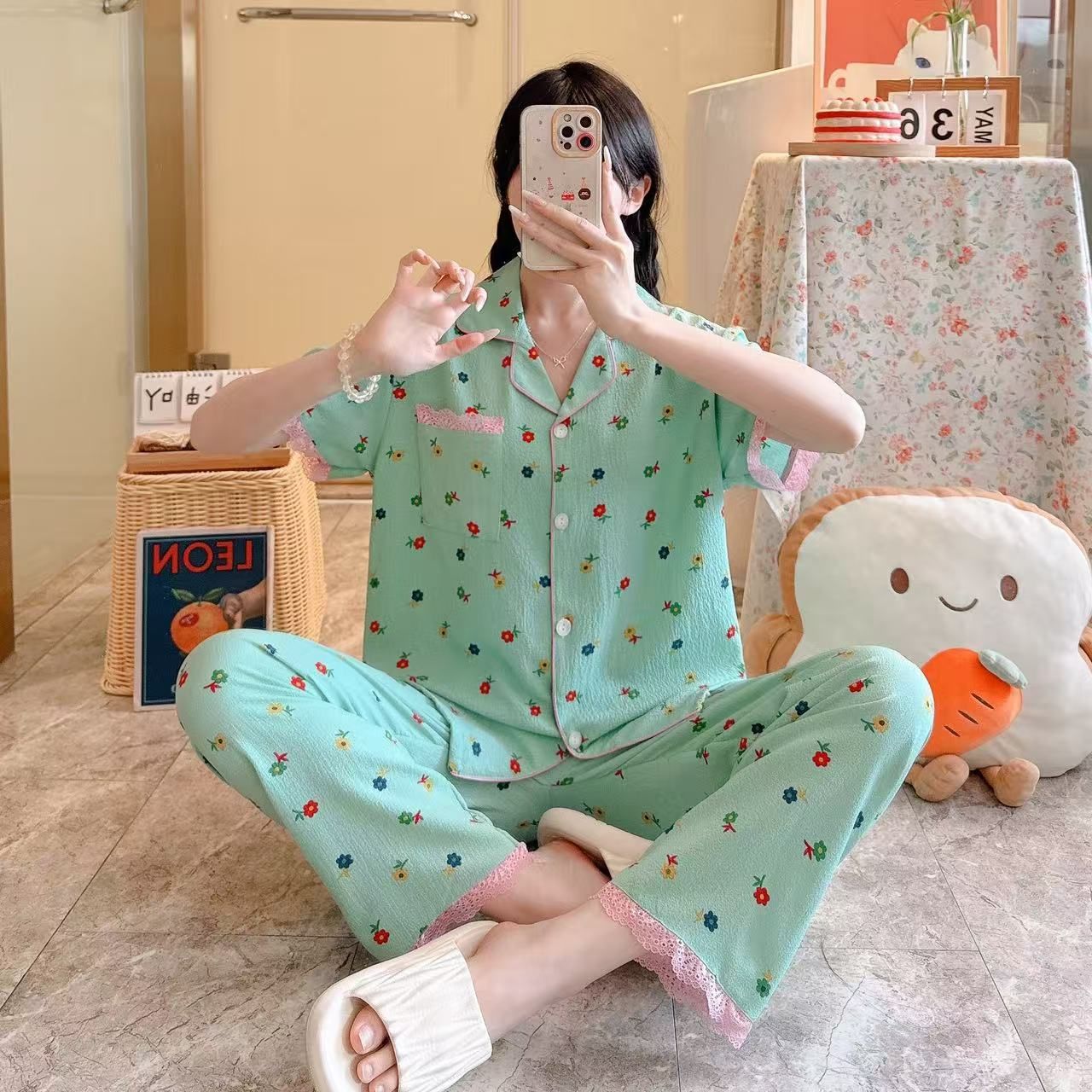 Pijamas al por mayor transfronterizos de primavera y verano espuma impresa cinta de encaje de manga corta pantalones largos de dibujos animados ropa de hogar