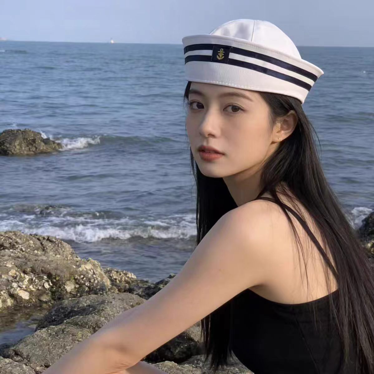 파란색과 흰색 선장 모자