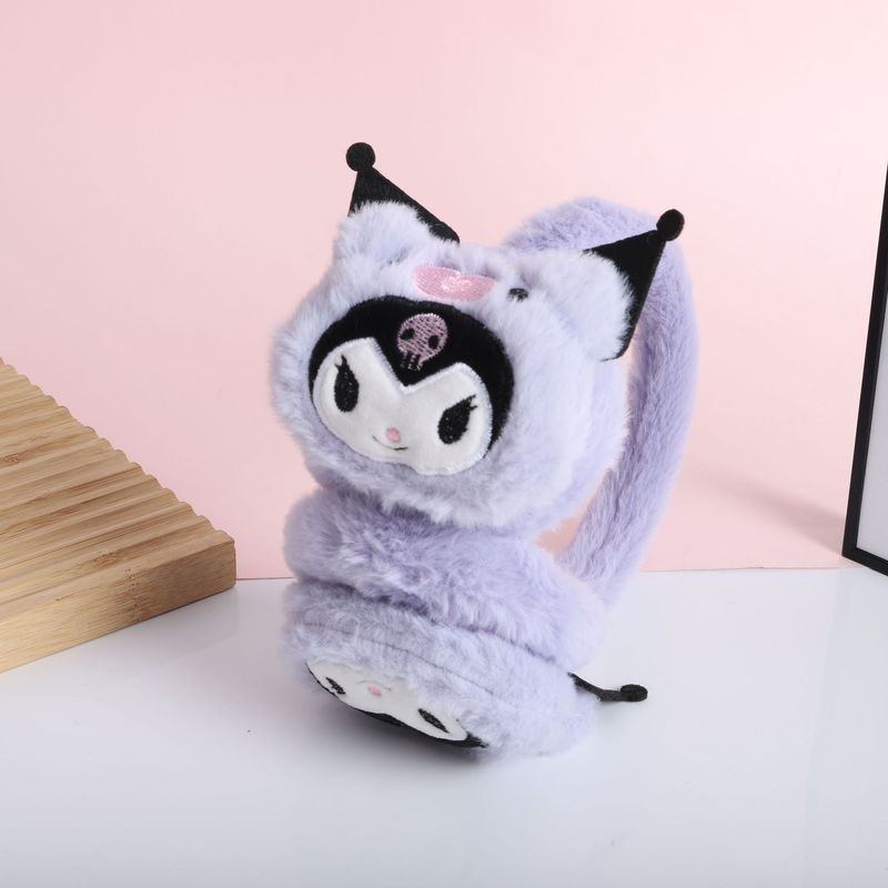 冬の日本のアニメのぬいぐるみの耳カバーの子供は耳を大切にします。|undefined