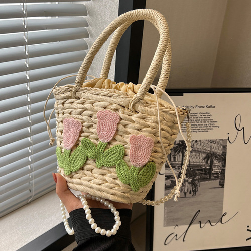 This year, niche-design straw woven bags are trending—'s latest women's bag collection features a chic Korean-style crossbody bag and a stylish hand-held bucket tote.