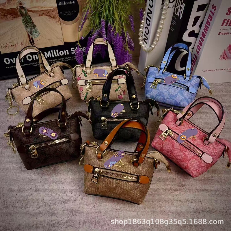 2025 Spring Coach Bag Old Pattern Single Shoulder Crossbody Bag Versatile Fashion Trend Women's Bag Simple Versatile