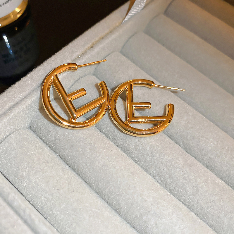 Aguja de plata carta hueco pendientes en forma de C diseño personalizado estilo metal pendientes nicho luz lujo de alto grado pendientes al por mayor