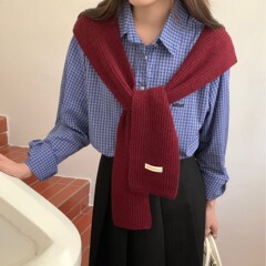 秋冬の純色のニットのショールの女性の韓国版の外で雰囲気の高級感のネットの赤い四季の百合の通用の肩を掛けます。