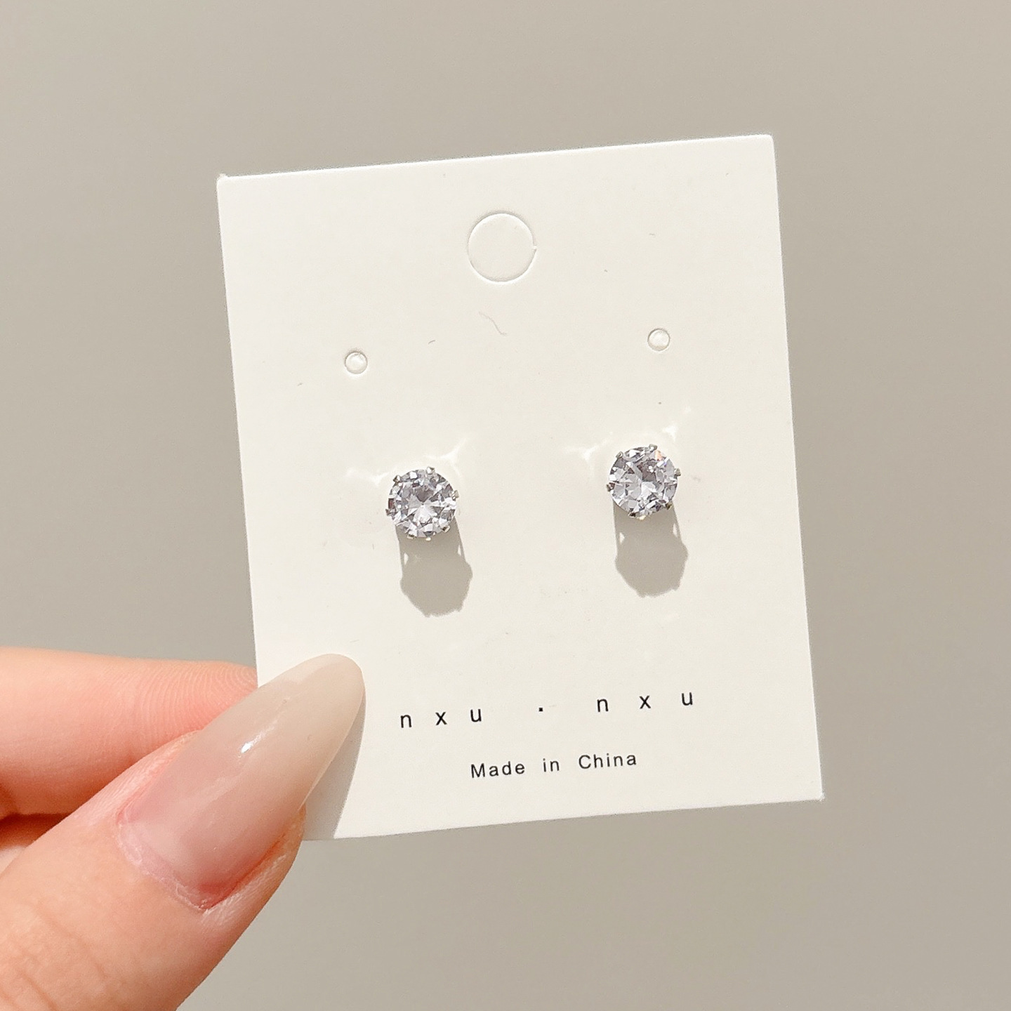 Puesto de mercado nocturno Pendientes de temperamento de moda caliente Pendientes de otoño e invierno para mujer Pendientes de perlas de imitación de lujo ligero de alta gama al por mayor