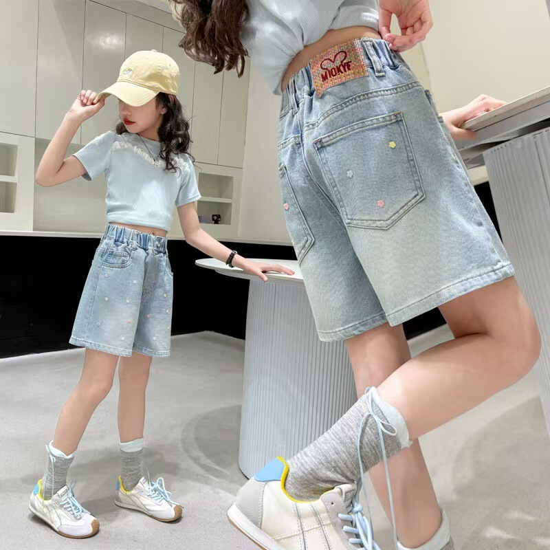 Girls' Denim Shorts Summer 2025 New Style for Older Girls, Lightweight Pants for Children, Knee-Length Shorts for Summer Wear Girls' Denim Shorts Summer 2025 New Style for Older Girls, Lightweight Pants for Children, Knee-Length Shorts for Summer Wear