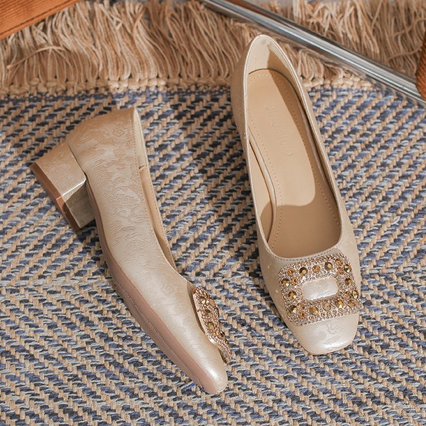 Nuevos zapatos de estilo chino de tacones altos para mujeres primavera y otoño 2026 zapatos de cuero gruesos resistentes al desgaste de hebilla cuadrada de diamante