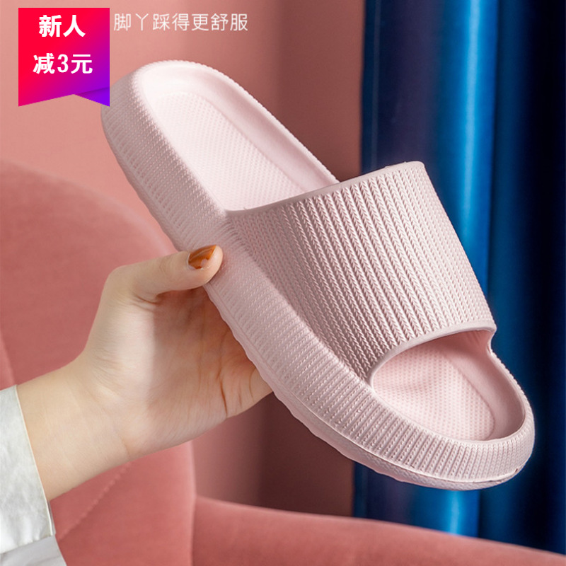 Sandalias de verano al por mayor de los hombres de casa interior de las mujeres de la casa gruesa inferior antideslizante suave casa de baño pareja zapatillas de deslizamiento