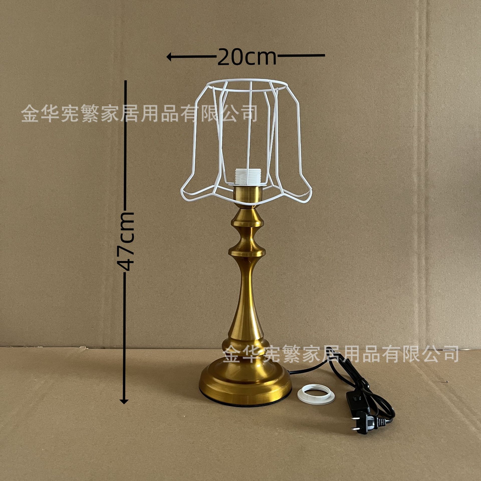 Xiaohongshu recomienda la combinación de marco de hierro con base de metal grande de cobre antiguo dorado E27 con lámpara de mesa retro casera de bricolaje