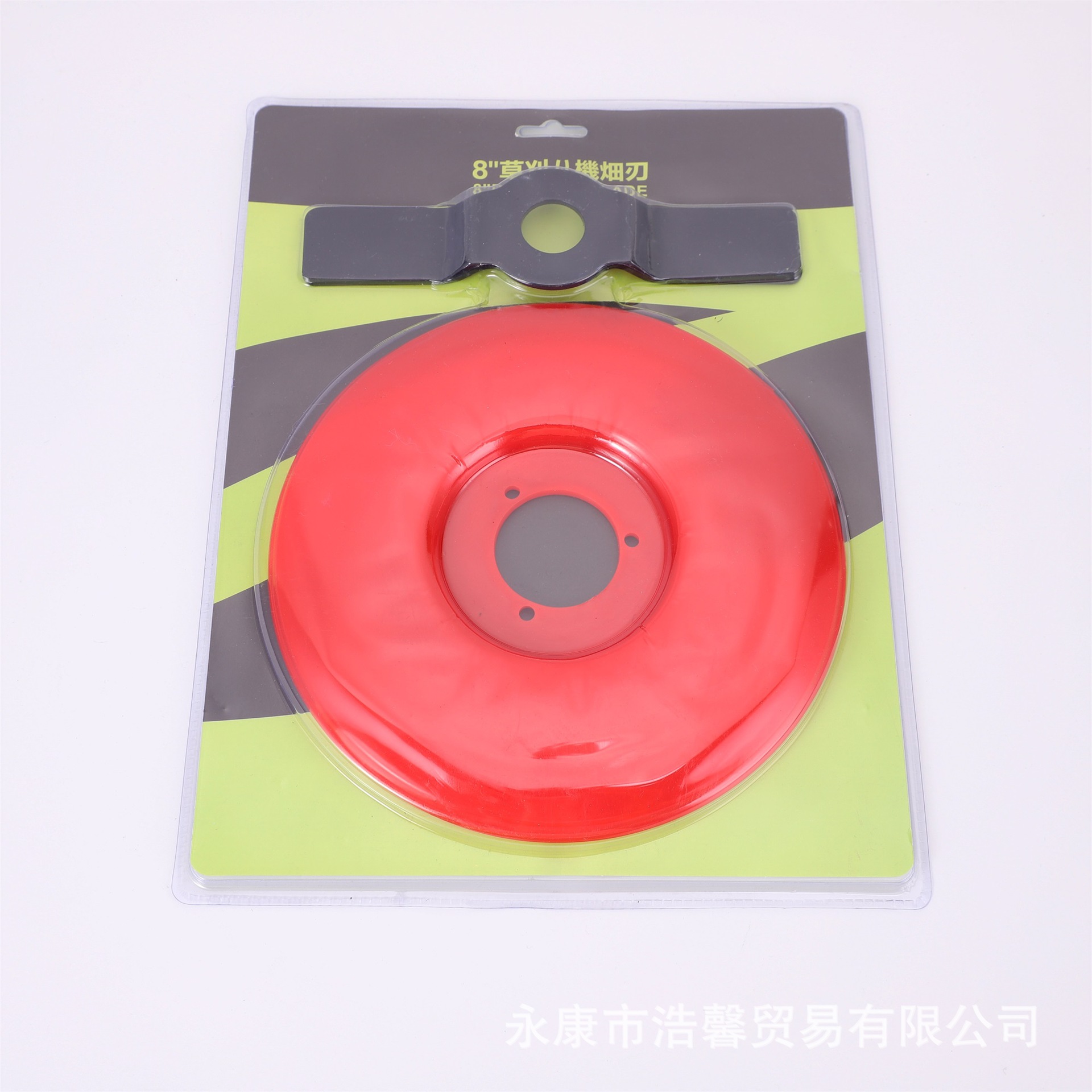 마른 땅에서 잔디를 깎는 대형 헤드