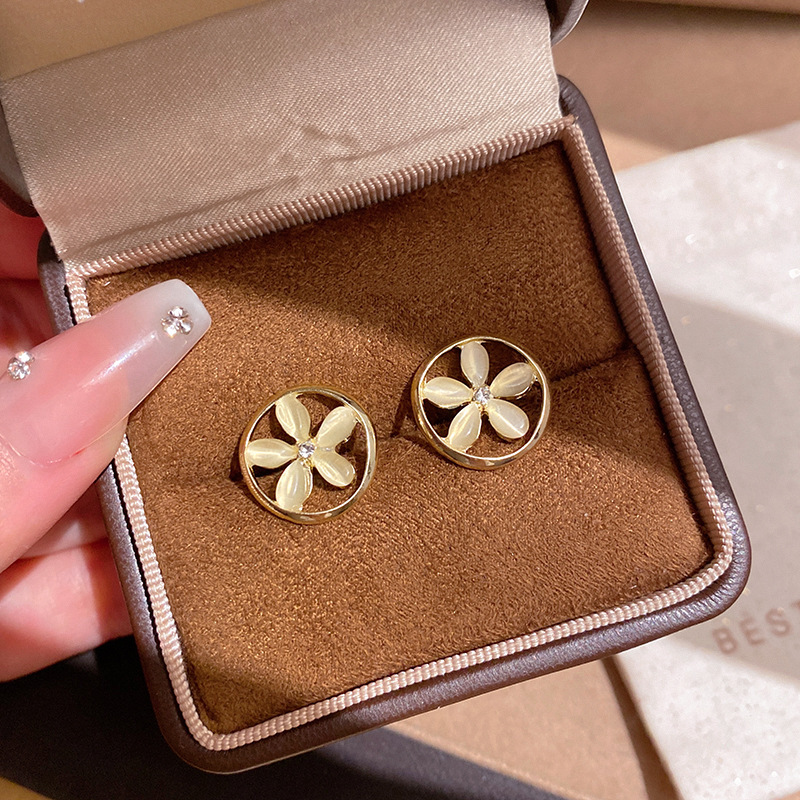 S925 aguja de plata Sen pequeñas flores frescas pendientes de orejas de vacaciones mujeres lujo ligero nicho alta sensación pendientes de perlas