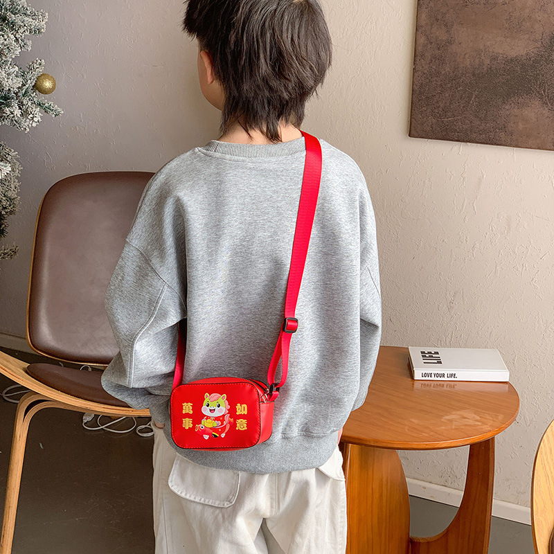2026 bolsos de Año Nuevo para niños dibujos animados lindos impresión bebés sobre rojo de Año Nuevo bolso de hombro festivo para hombres y mujeres