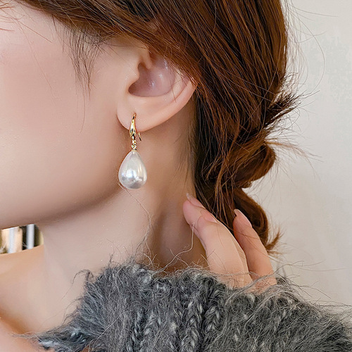 Retro Hong Kong-style Waterdrop Pearl Earrings for Women: Unique Design, Sophisticated & Cool-Fashioned French Artistic Ear Pins and Accessories