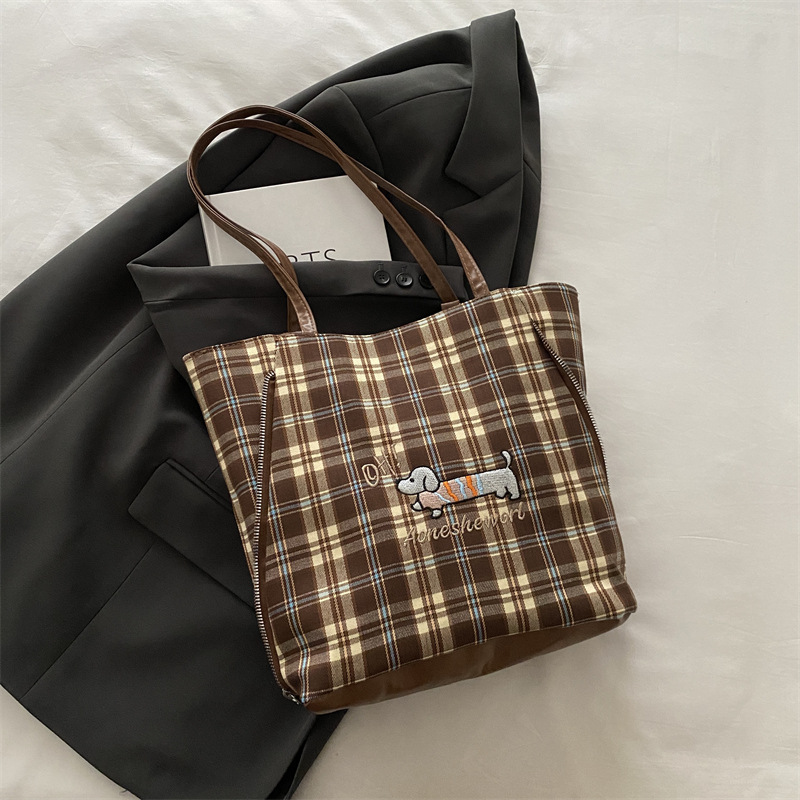 Perro de tiras de colores de fondo gris