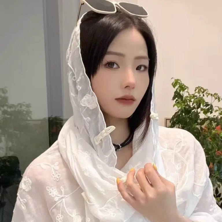 Chal de protección solar de verano para mujer 2025 nuevo estilo hebilla largo estilo étnico fotografía de viaje estilo fino playa bufanda de seda capa