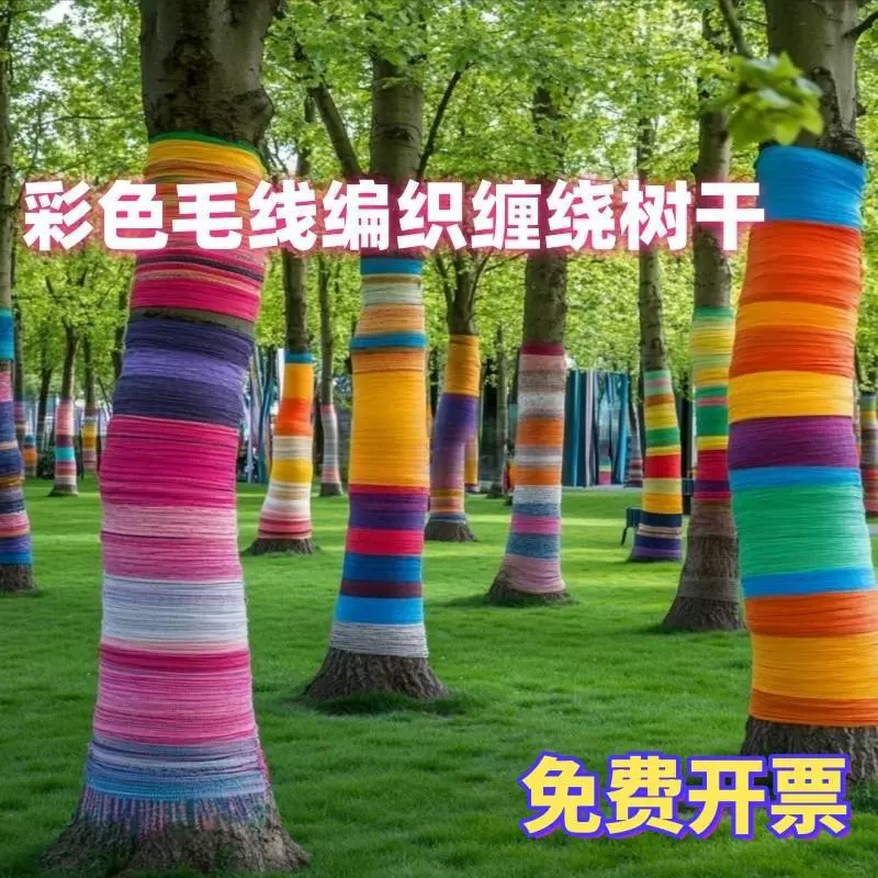 Креативное оформление для кемпинга на открытом воздухе: красочное украшение из цветной пряжи, обернутое вокруг дерева