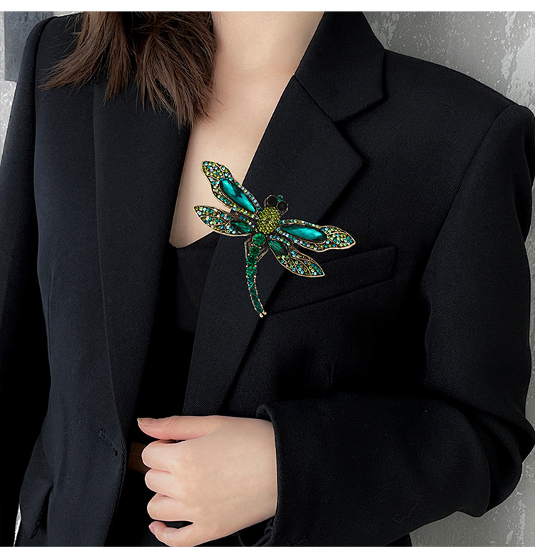 Broche de libélula con cristales estilo europeo
