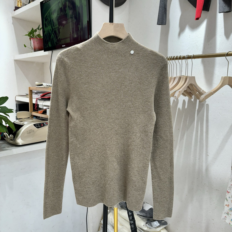 One-Piece Knit Top with a Half-High Collar, Shell Buttons, Slim Fit, Made of Sheep Wool, Suitable as a Base Layer or Sweater, Seamless Integration