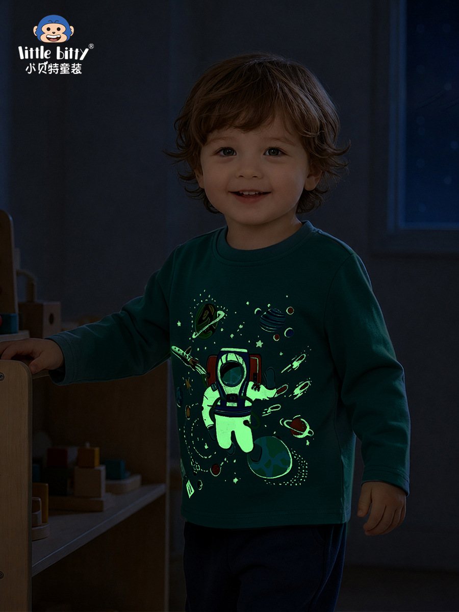 2026 Fall/Winter Boys' T-Shirt with Astronaut Space Glow-in-the-Dark Print, Children's Long-Sleeve Casual Base Shirt Top
