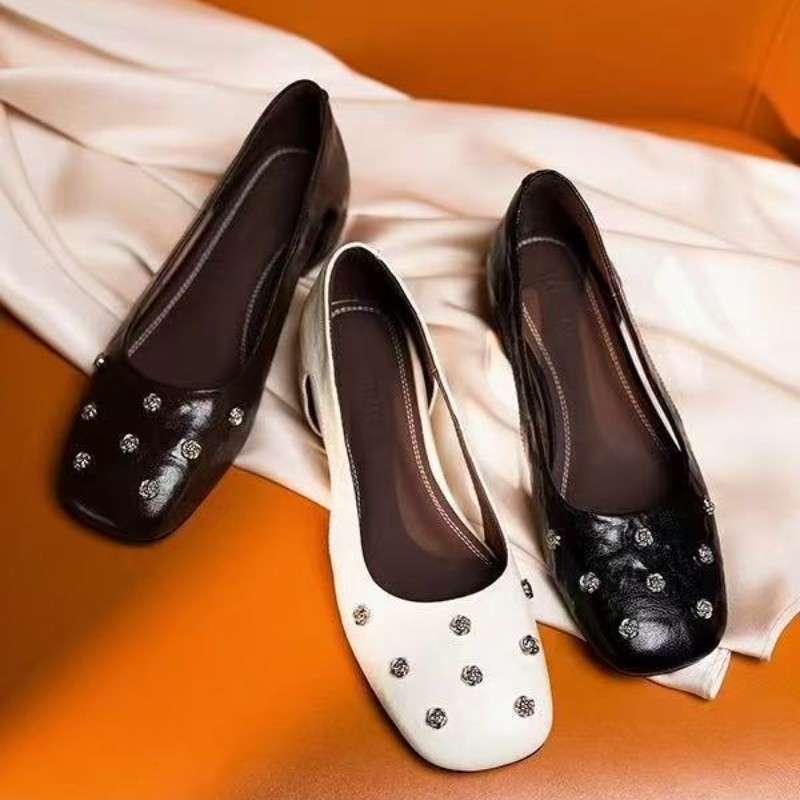 2026 nuevo verano remache flor delgada de altura interior aumentó suela suave ligera y resistente al desgaste zapatos de moda