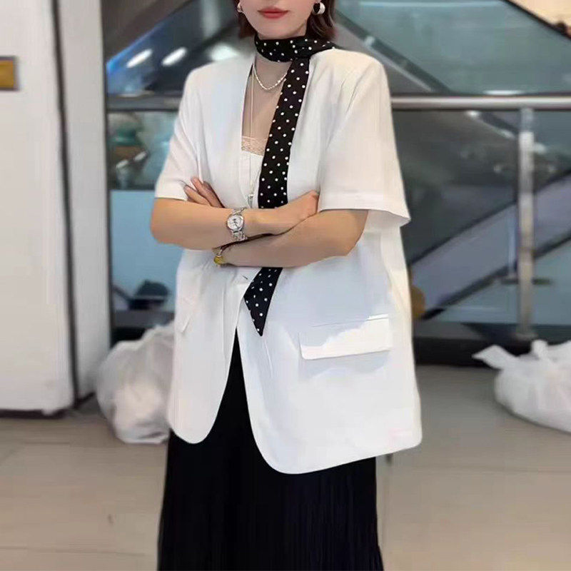 Retro polka dot scarf V-neck short-sleeved suit jacket for women, European style, 2026 summer new Korean style high-end suit.