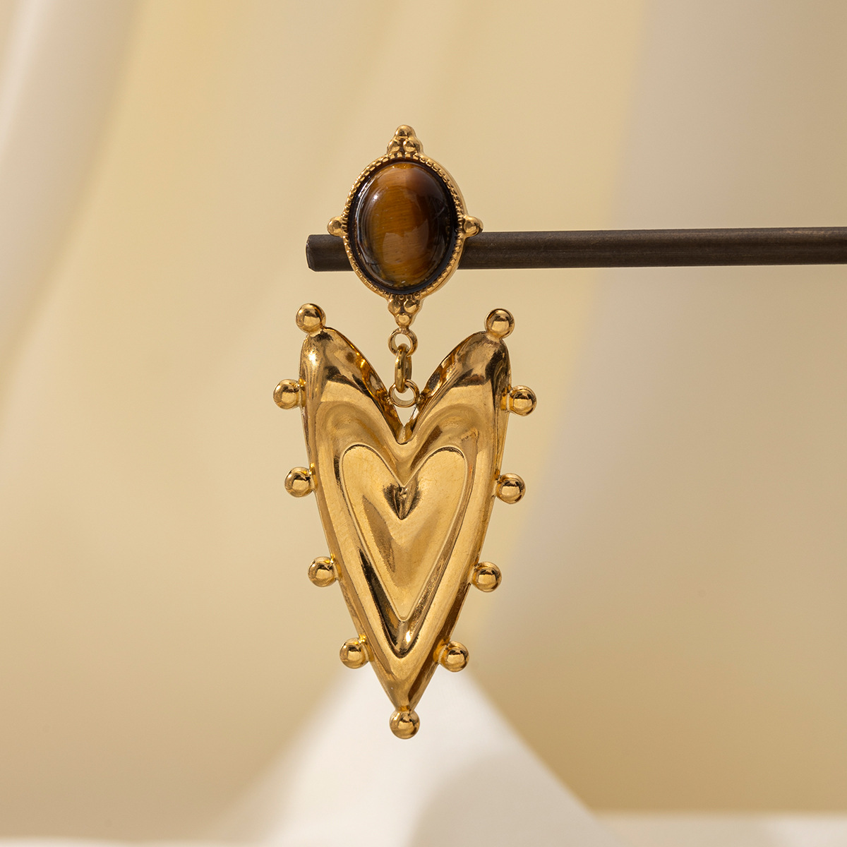Taina Europa y América de acero inoxidable retro amor colgante pendientes ligero lujo de alta sensación de pendientes para mujeres no desvanecerse explosión transfronteriza