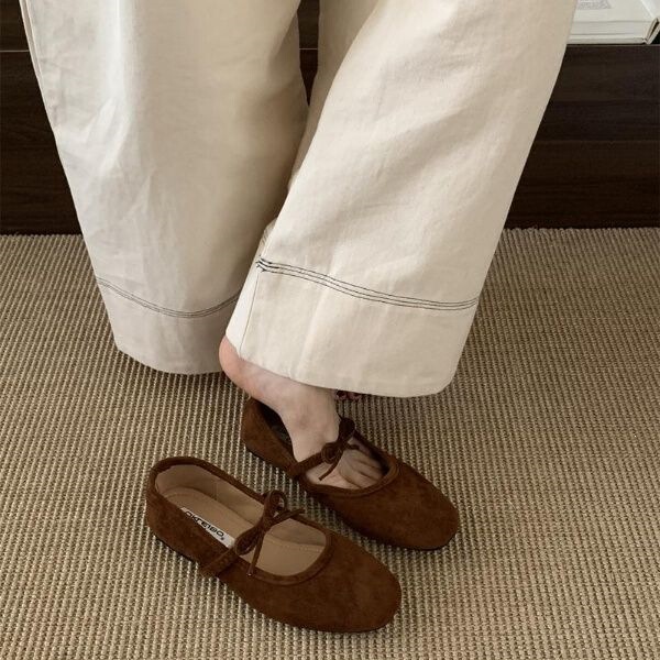 2026 Autumn/Winter French retro-style Mary Jane flats for women, perfect with skirts, fashionable and versatile, shallow toe design 2026 Autumn/Winter French retro-style Mary Jane flats for women, perfect with skirts, fashionable and versatile, shallow toe design