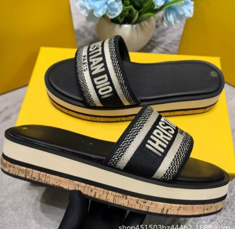 Versión alta 25 nuevas zapatillas bordadas de moda D zapatillas de playa casuales de un pie de altura