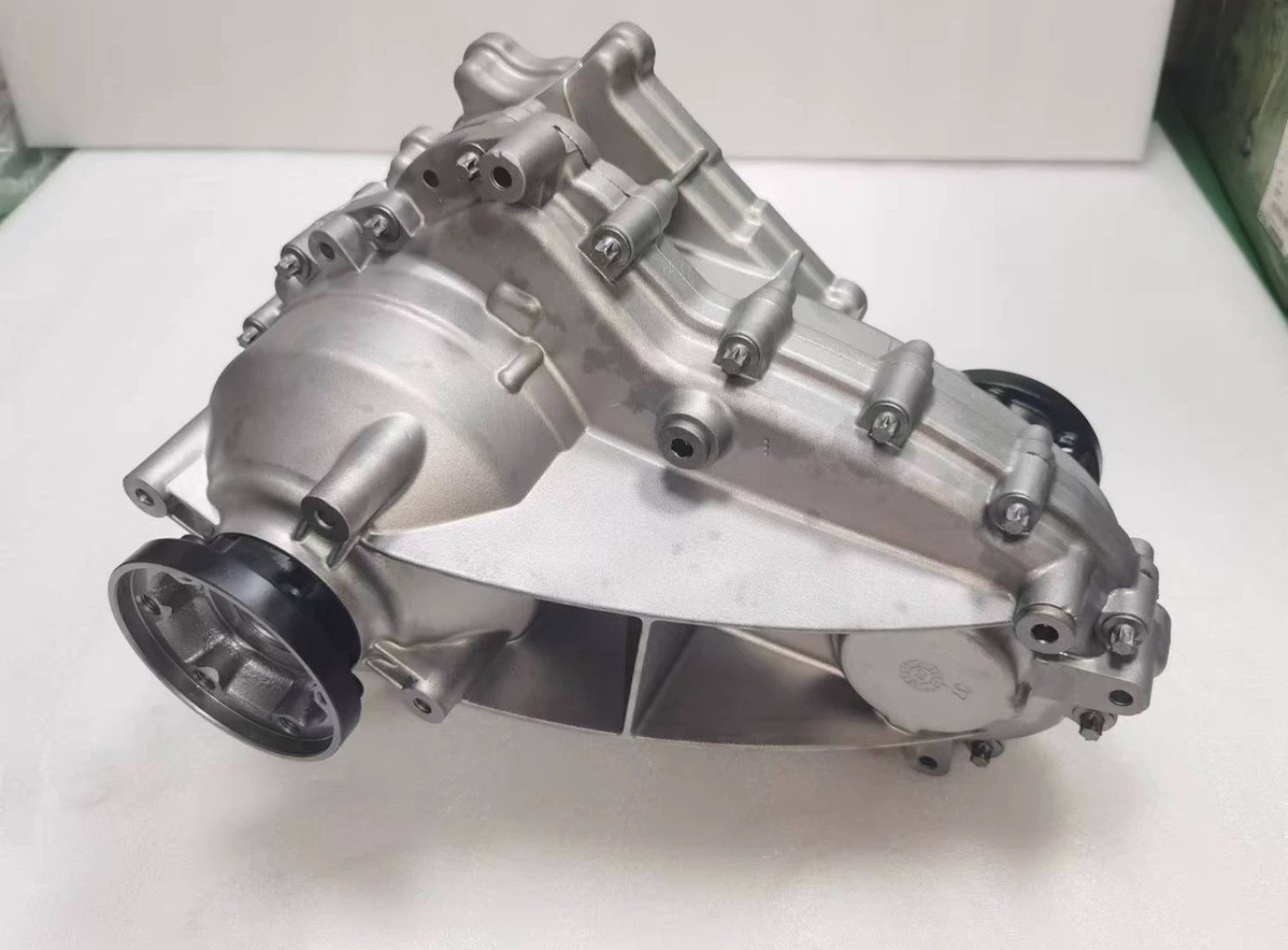 Four-wheel drive vehicle transfer case assembly, original factory aluminum alloy transmission gearbox parts, in-stock transmission transfer case assembly