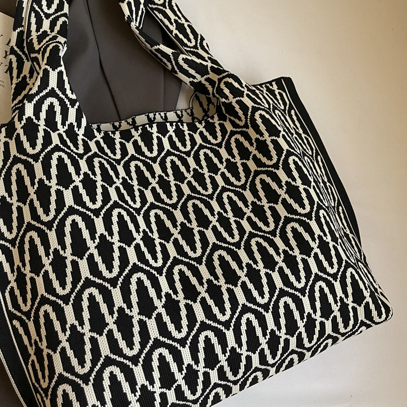 Knitted bags are fashionable and versatile. Knitted tote handbags are new large-capacity shopping bags for women. Single-shoulder bags are new for office workers undefined