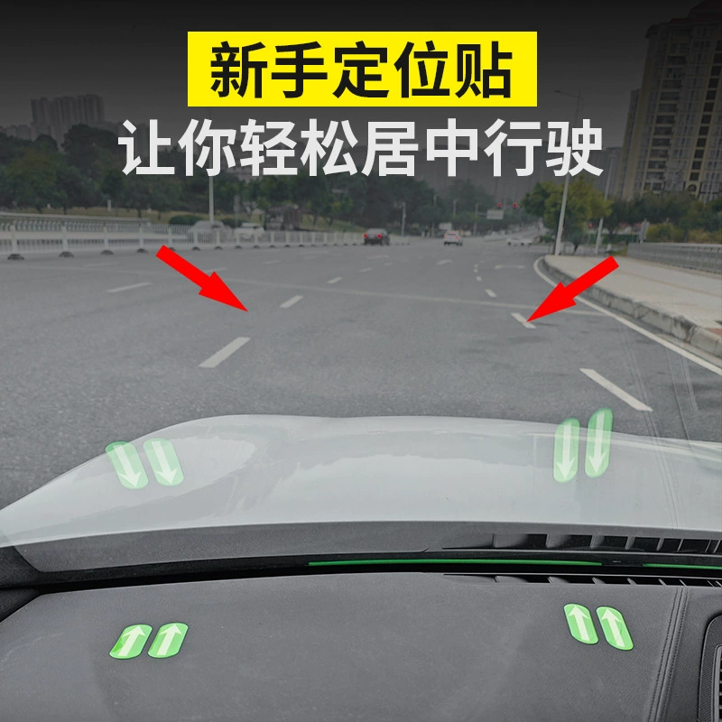 Новичок автомобиля маркировал световой световой наклейкой с помощью вождения