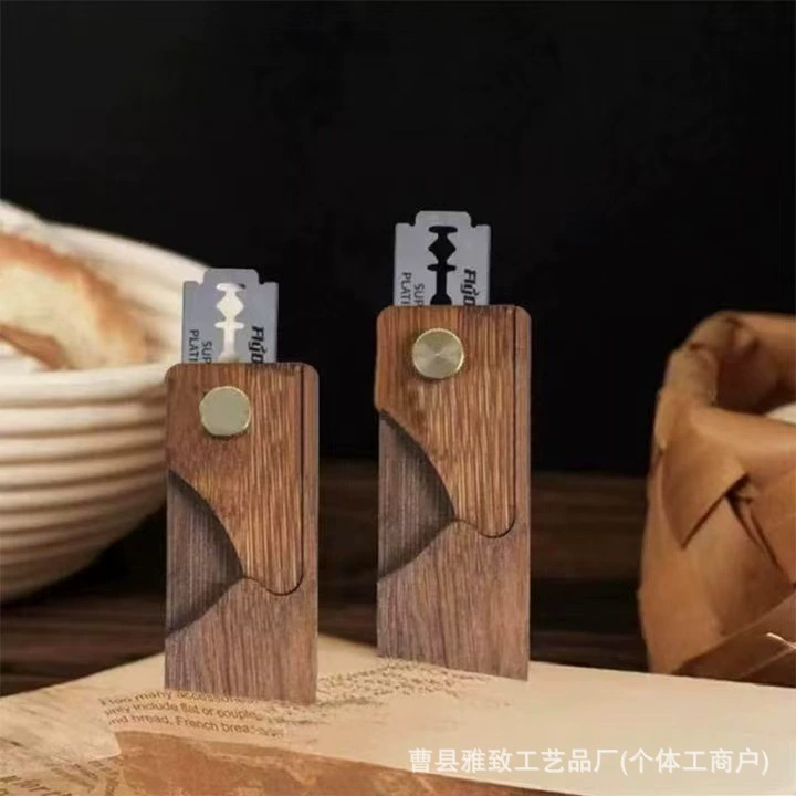 Деревянный нож для выпечки домашнего обихода на кухне