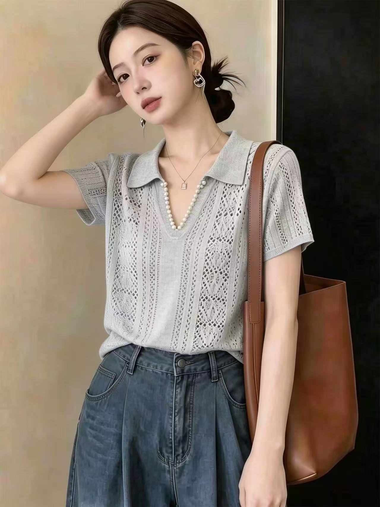 Áo thun nữ cổ V ngắn tay chất liệu len lạnh dệt kim họa tiết xuyên thấu — màu xám