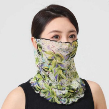 首を囲む女性の頭は夏の薄いタイプの日焼け止めのビーストタオルで首を保護します。|undefined
