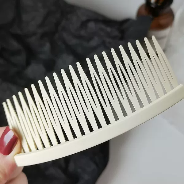 Fashing hair combing [white]