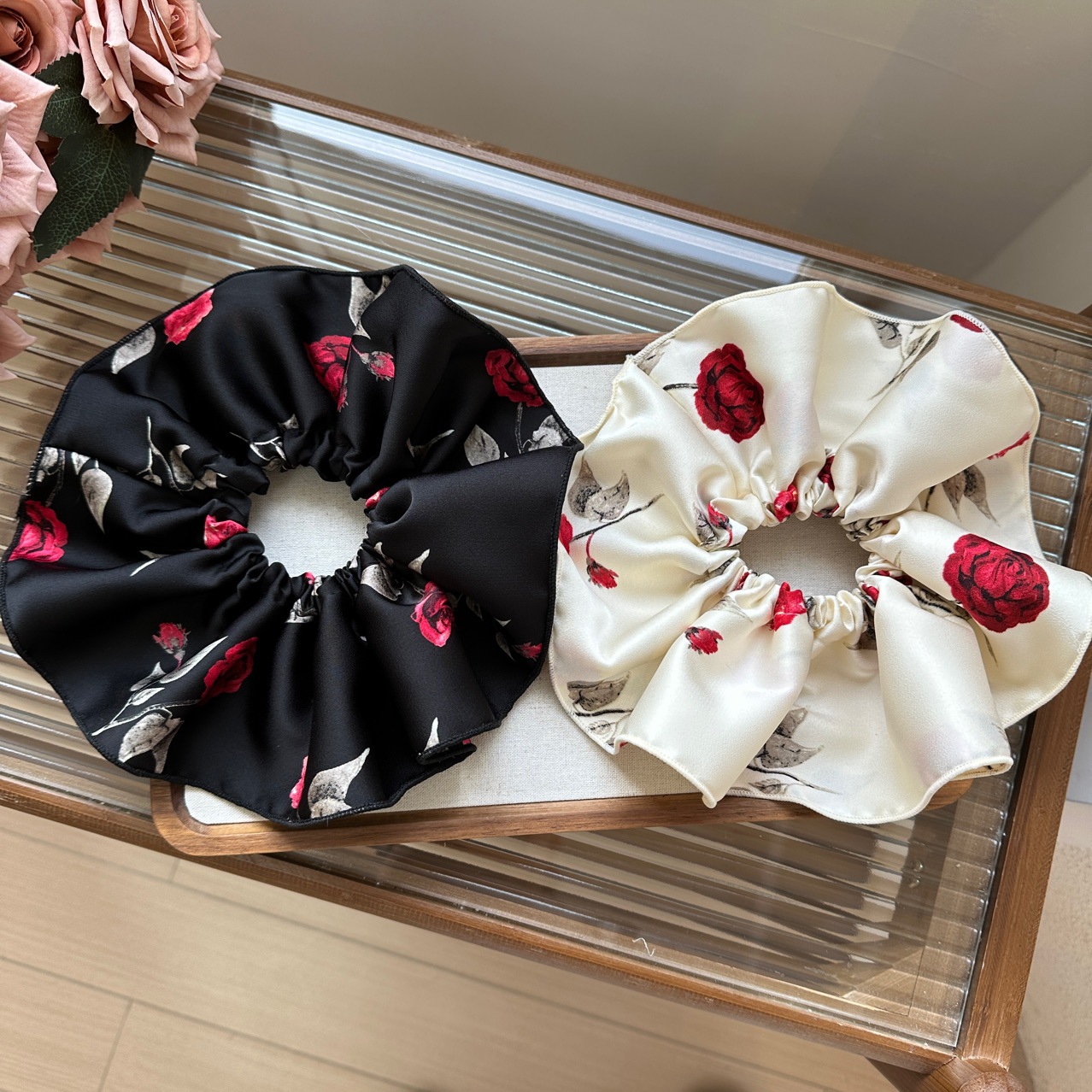 Rosas rojas retrógradas francesas anillo de cabello de intestino grande satén plegado temperamento elegante cuerda de cabeza de cola de caballo correa tocado nuevo