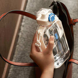 亿本慕心太空杯简约扁平塑料杯男女便携随手杯子方形斜挎运动水壶