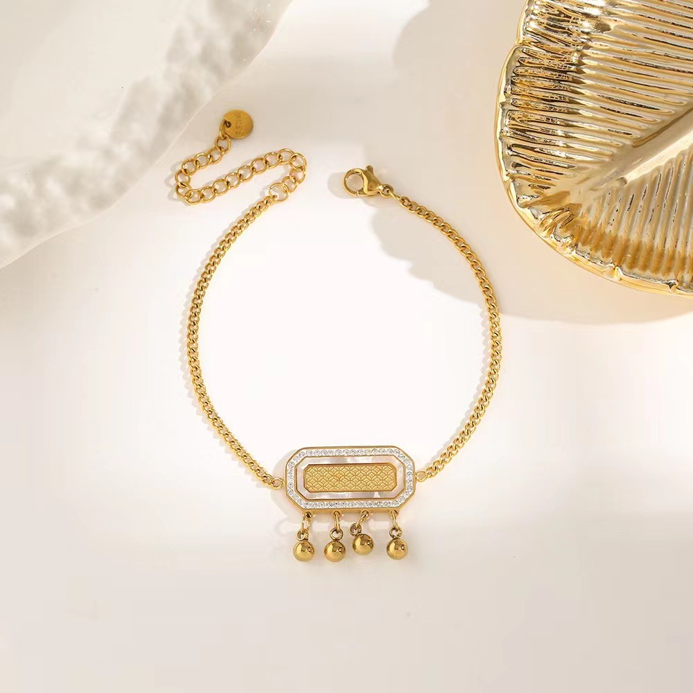 Pulsera de trébol de acero titanium vendedora caliente transfronteriza europea y americana con incrustaciones de concha pulsera colgante pulsera de diseño avanzado sin desvanecimiento al por mayor