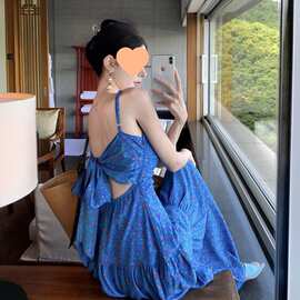 碎花蓝色吊带连衣裙女夏蝴蝶结露背高腰显瘦辣妹长裙海边拍照衣服