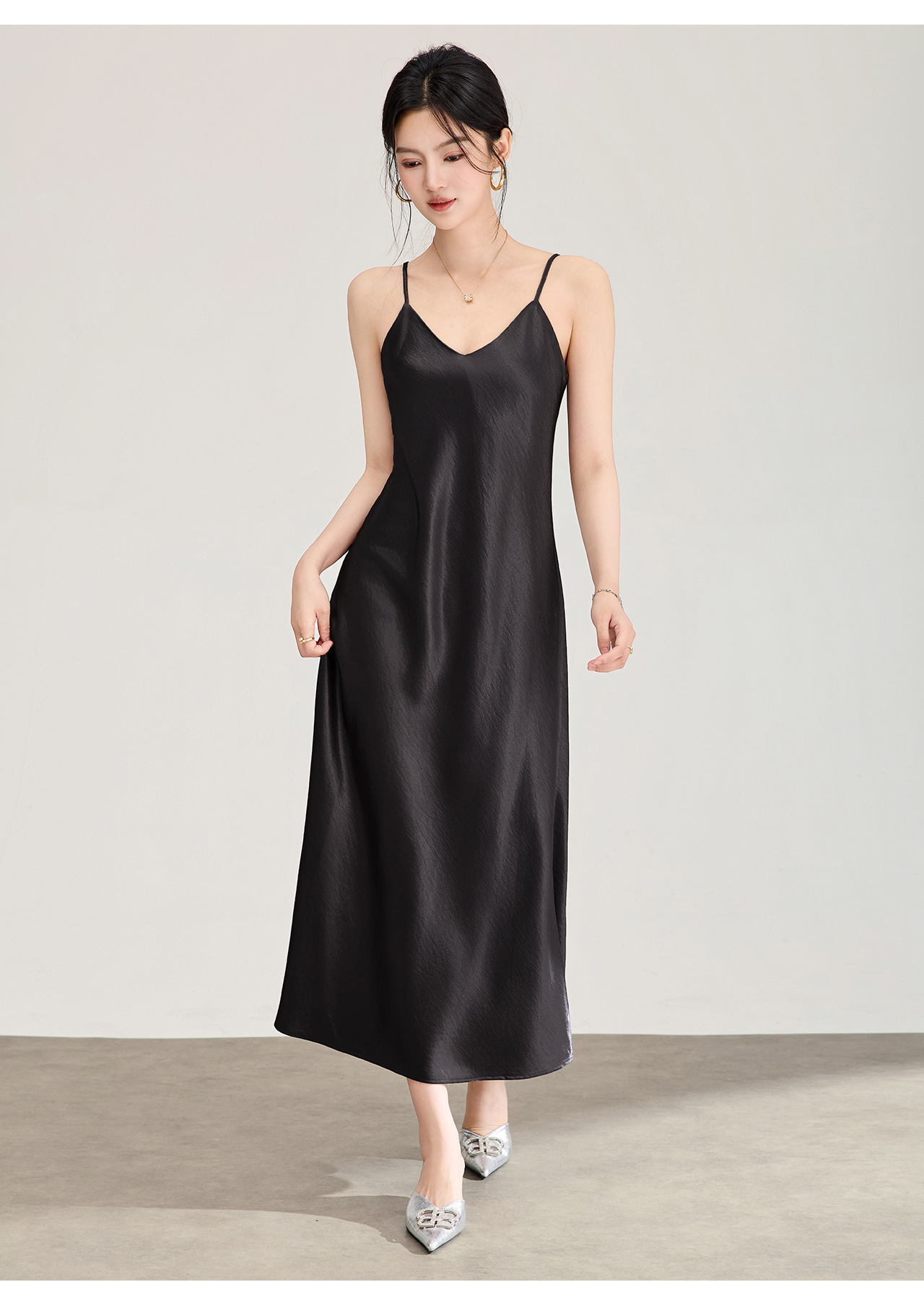 Đầm maxi nữ satin dáng suông, cổ yếm dây mảnh, thiết kế xéo cạnh — màu đen chi tiết 24