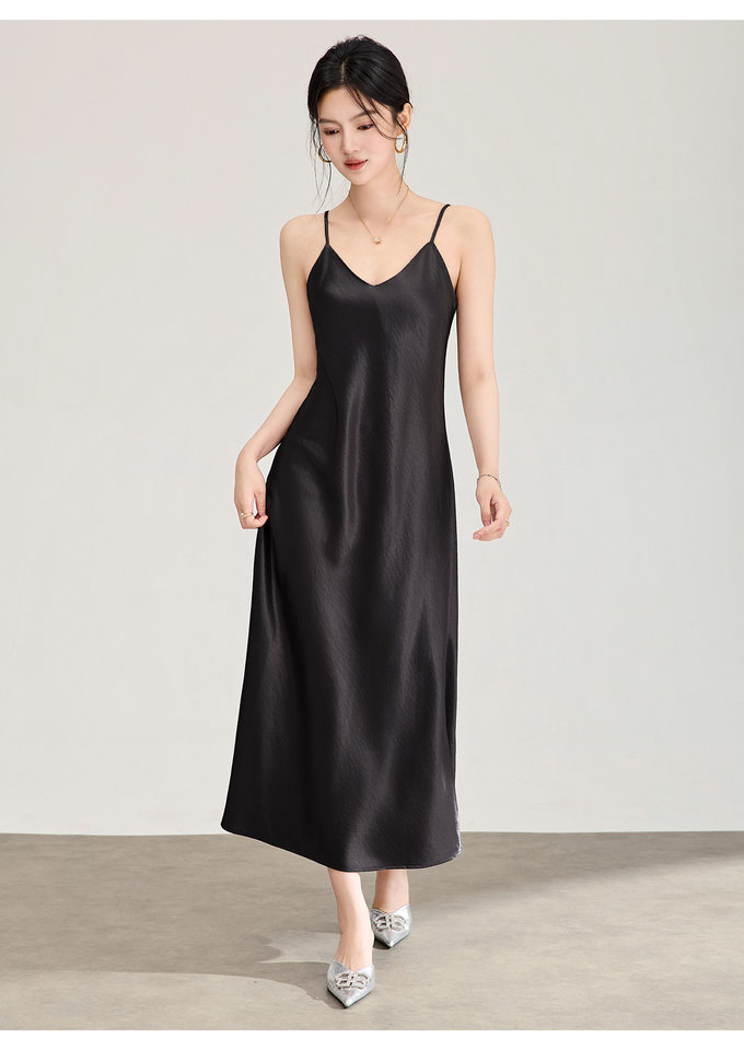Đầm maxi nữ satin dáng suông, cổ yếm dây mảnh, thiết kế xéo cạnh — màu đen chi tiết 24