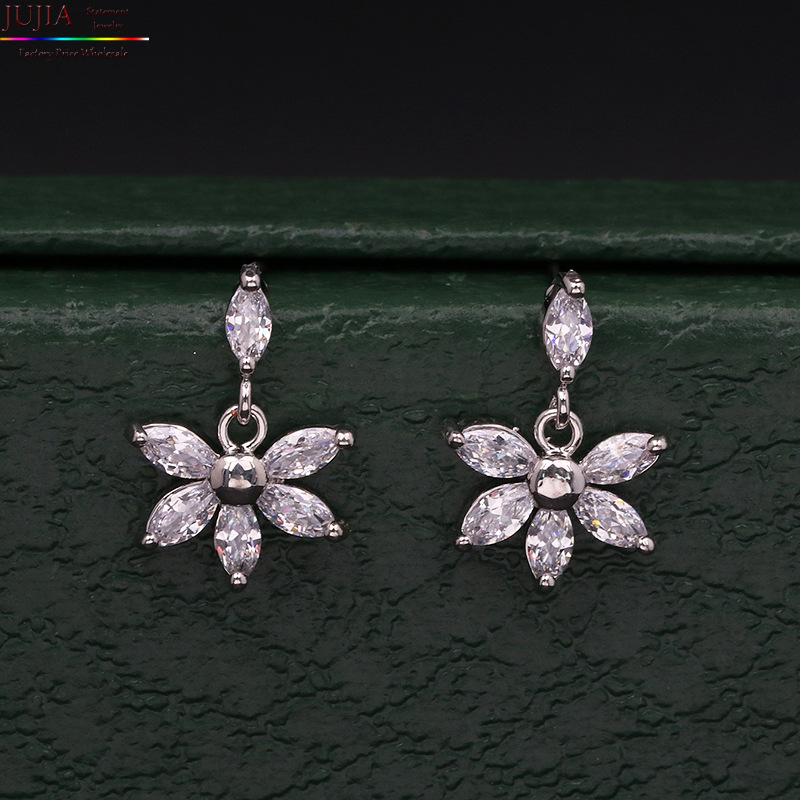 Boucles D&#39;oreilles Arc Coréen Zircon Et Diamants En Gros display picture 3