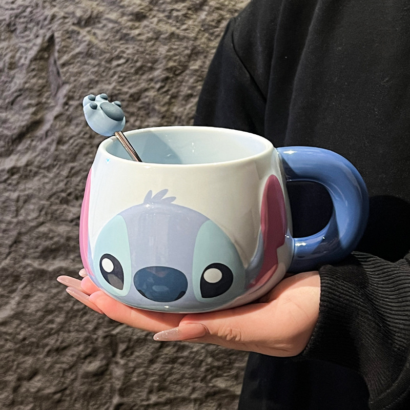 Caja de regalo de taza de cerámica Stitch con cuchara de taza de marca creativa con alto valor de cara con tapa de mano al por mayor